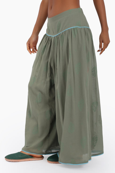 Super wide leg printed pants with contrast color piping